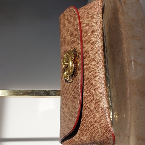 Coach tea rose retail sunglasses case in signature print - Picture 2 of 7